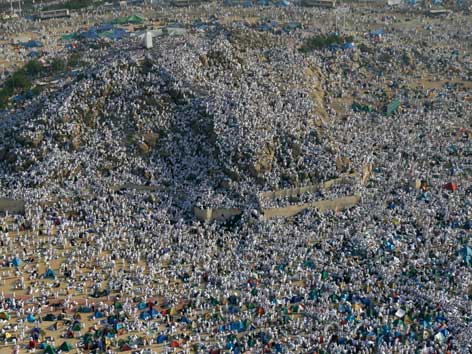Luftbild vom Berg Arafat, auf dem Pilger beten.